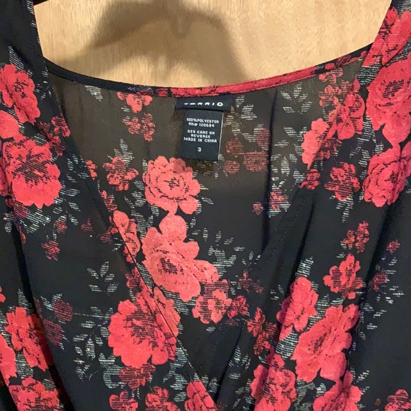 Torrid Hi-Lo Surplice top sz 3 - Picture 3 of 10
